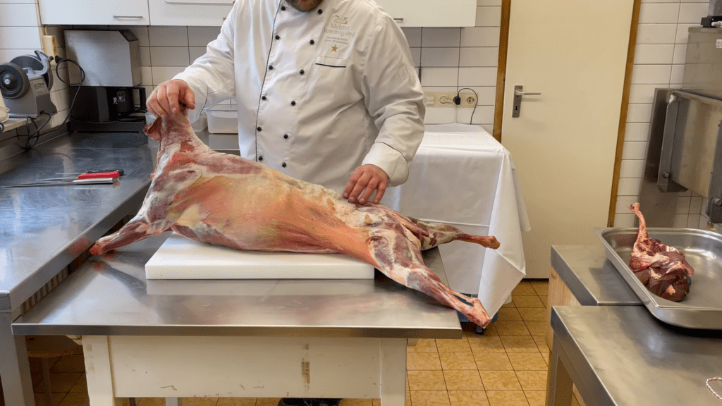 Auslösen von Schlachtfleisch am Beispiel Ziege.