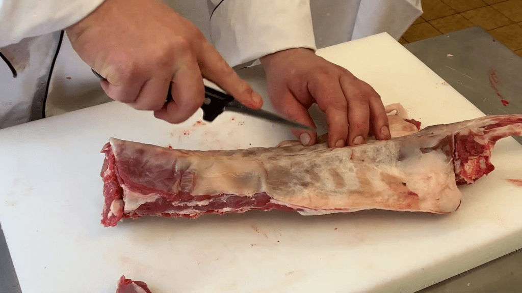 Rückenfilets von der Karkassen lösen.