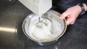 2 Aufschlagen Eiweiss