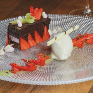 Honig Linseneis Mit Schokoladenkuchen Limonengurken Und Erdbeeren