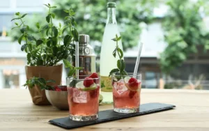 Teinacher Himbeer Mojito Bild Mit 075 Flasche Und Glaeser