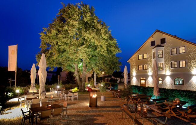 Alte Linde Biergarten 01 Nachtkomprimiert